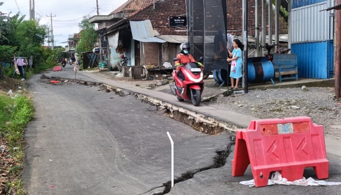 Ini Penyebab Jalan Di Guosobokerto Welahan Amblas 