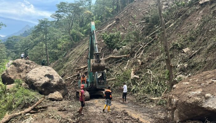 Longsor di Desa Tempur, Akses Jalan Mulai Dibuka