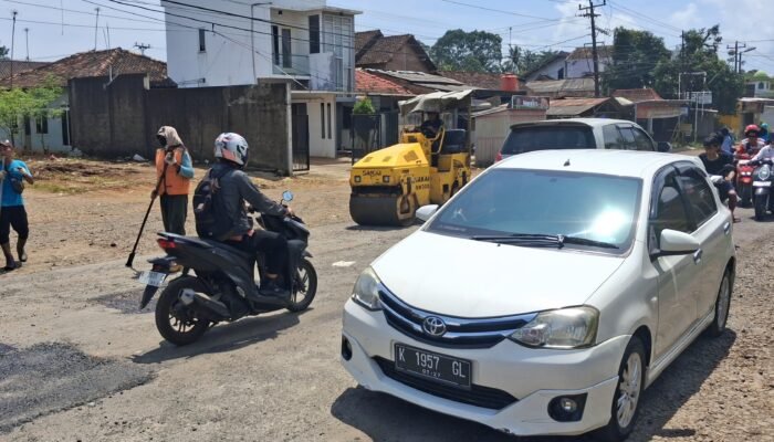 Warga Bersyukur, Jelang Idul Fitri Ruas Jalan Sekuro – Bangsri Diperbaiki