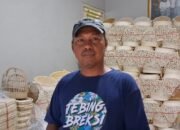 Mengenal Tohari Perajin Parcel Rotan Yang Banjir Orderan Jelang Idul Fitri