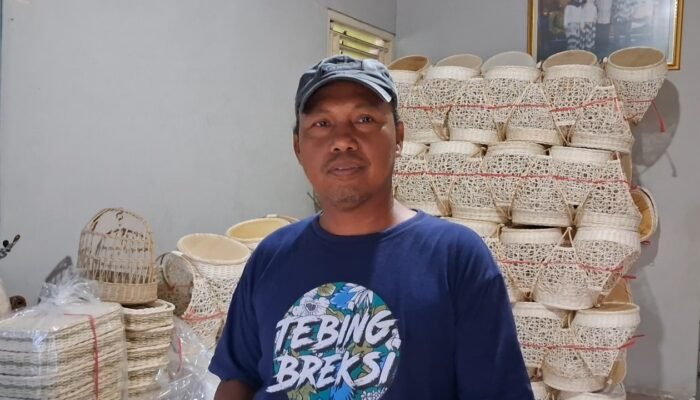 Mengenal Tohari Perajin Parcel Rotan Yang Banjir Orderan Jelang Idul Fitri