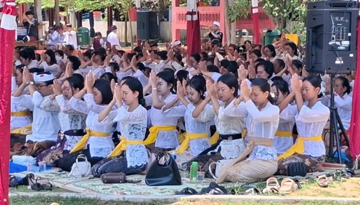 Jelang Hari Raya Nyepi Ratusan Umat Hindu Gelar Upacara Melasti di Pantai Bandengan