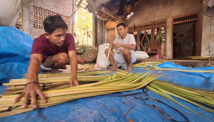 Sambut Bodo Kupat Penjul Janur dan Ketupat di Jepara Raup Omset Jutaan Rupiah