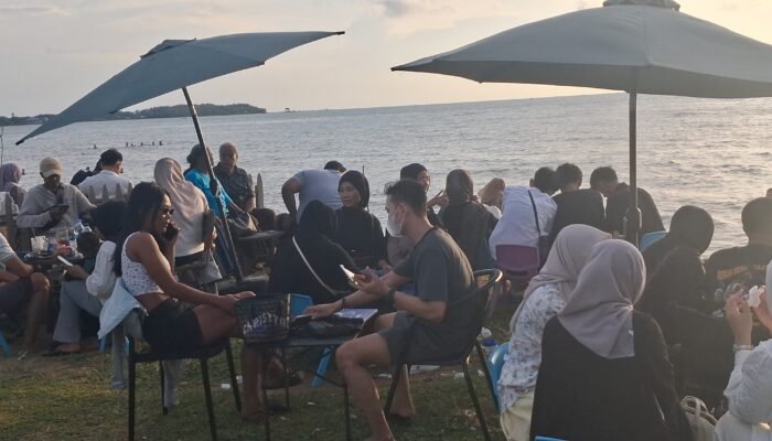 Libur Idulfitri Ribuan Wisatawan Padati Pantai Layang – layang Jepara