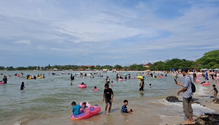Ribuan Wisatawan Banjiri Pantai Bandengan Saat Moment Libur Idulfitri