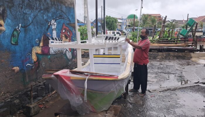 Inilah Sosok Pembuat Miniatur Kapal Untuk Sesaji Kepala Kerbau Pada Pesta Lomban di Jepara