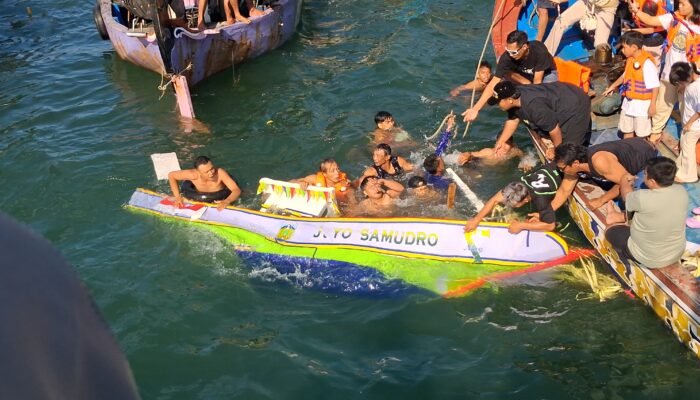 Bule Jerman Hingga Awak Kapal Perang Menjangan Ikut Meriahkan Larung Kepala Kerbau Lomban Syawalan Jepara