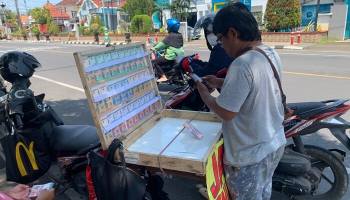 Meski Jasanya Tinggi, Jasa Penukaran Uang Baru di Jepara Tetap Ramai