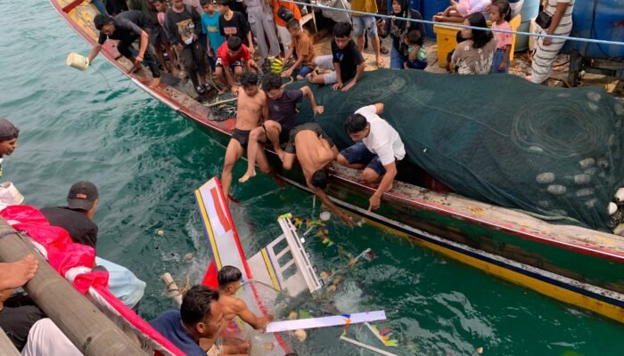Polisi Wajibkan Peserta Larung Sesaji Pesta Lomban di Jepara Memakai Jaket Pelampung