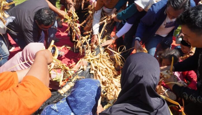 Ribuan Kupat Lepet Ludes Diserbu Warga, Puncak Pesta Lomban 2026 di Pantai Kartini Jepara 