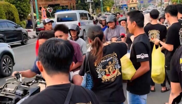 Club Motor Honda Stylo Jepara Berbagi Takjil Jelang Buka Puasa