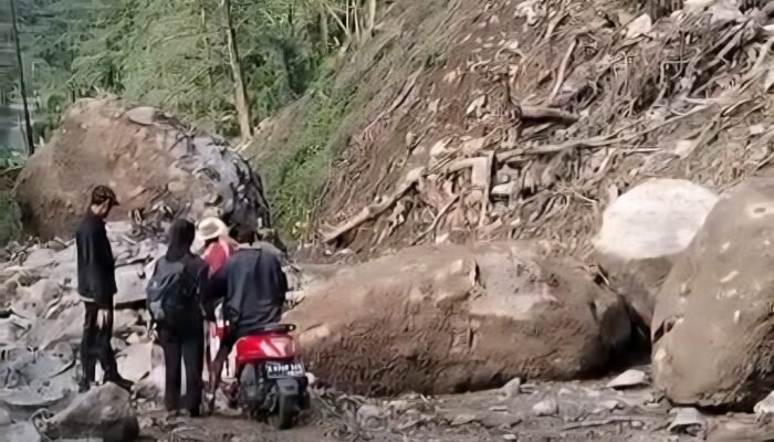 Batuan Besar Tutupi Jalan Menuju Desa Tempur Akibat Longsor