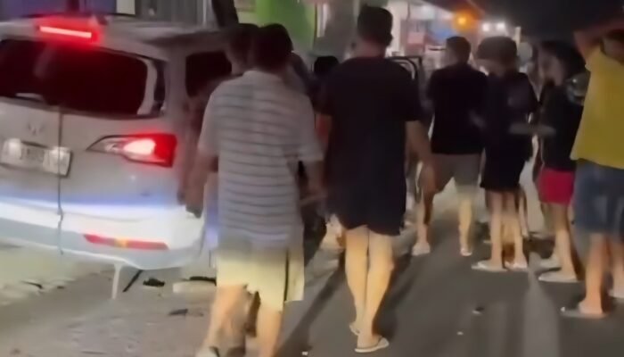 Mobil Ugal-ugalan Tabrak Pemotor di Jepara, Sopir Diamuk Massa