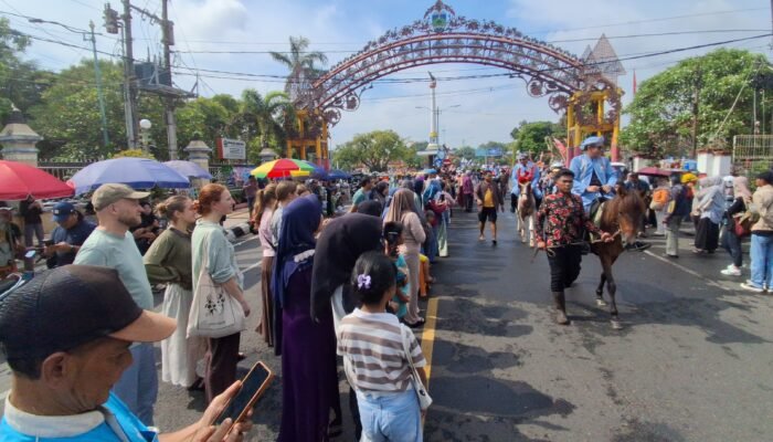 Hari Jadi Jepara ke 477 Ribuan Warga hingga Bule Meriahkan Kirab Buka Luwur Ratu Kalinyamat