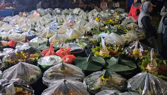 Ribuan Warga Santap 477 Tumpeng Bersama di Alun-alun Jepara