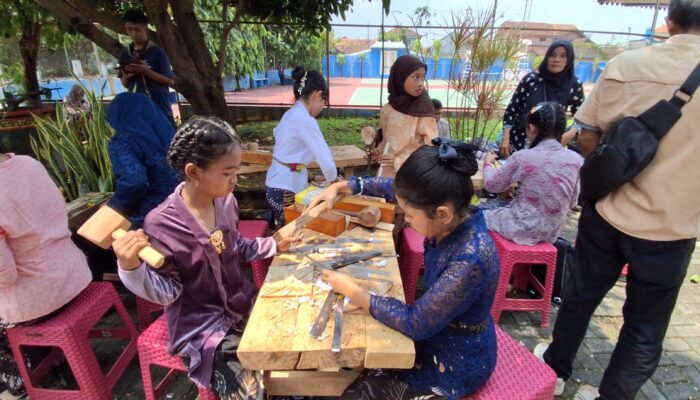 Perempuan Pengukir Jepara Ajak Anak-Anak Lestarikan Budaya di Hari Kartini