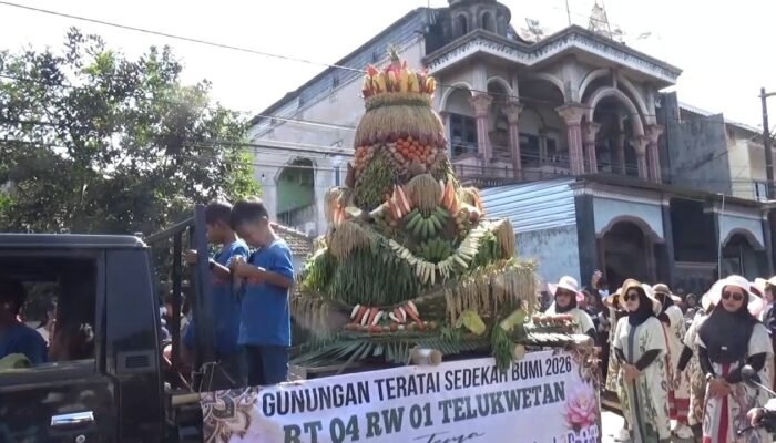Gunungan Hasil Bumi dan Anyaman Rotan Meriahkan Sedekah Bumi Teluk Wetan Jepara, Angkat Kearifan Lokal