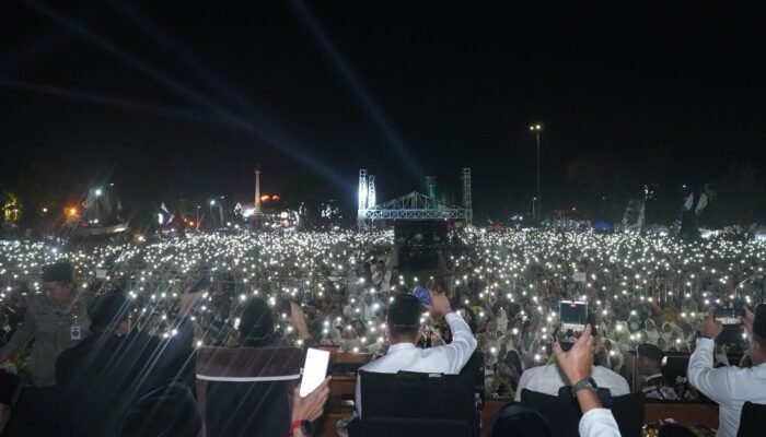 Alun-alun Jepara Jadi Lautan Putih, Ribuan Warga Rayakan HUT ke-477 dengan Dzikir dan Selawat Bareng Gus Iqdam