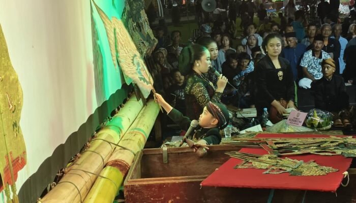 Dalang Cilik Pikat Ribuan Warga di Alun-alun Jepara, Bukti Regenerasi Seni Tradisi