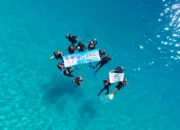 Penyelam Karimunjawa Kibarkan Bendera HUT ke-477 Jepara di Bawah Laut
