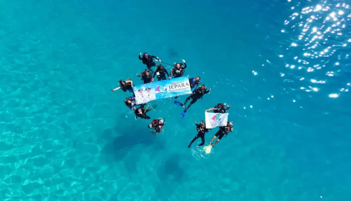 Penyelam Karimunjawa Kibarkan Bendera HUT ke-477 Jepara di Bawah Laut