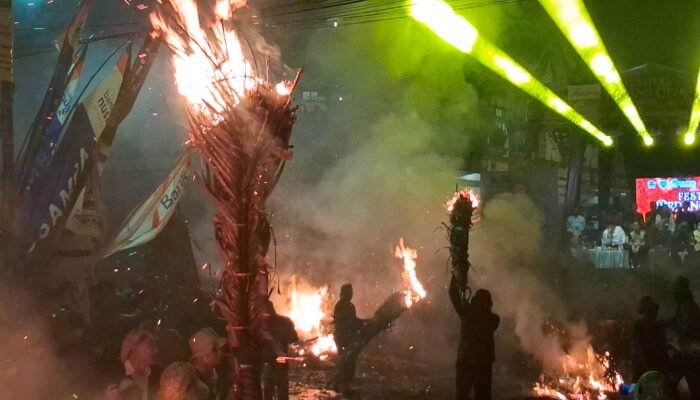 Ribuan Wisatawan Padati Perang Obor Tegalsambi, Tradisi Tolak Bala yang Kini Jadi Magnet Wisata Jepara