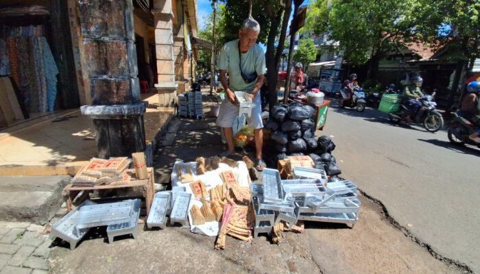 Jelang Iduladha, Warga Jepara Berburu Alat Bakar Sate dan Arang