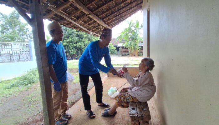 20 Tahun Hidup Sebatang Kara, Nenek Gesah Terharu Dapat Daging Kurban Presiden Prabowo