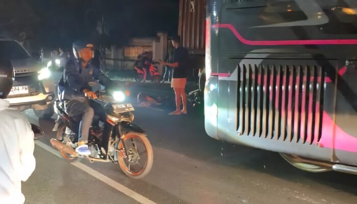 Pengendara Motor Tabrak Truk Kontainer Parkir di Ngabul Jepara, Satu Orang  Meninggal di Tempat