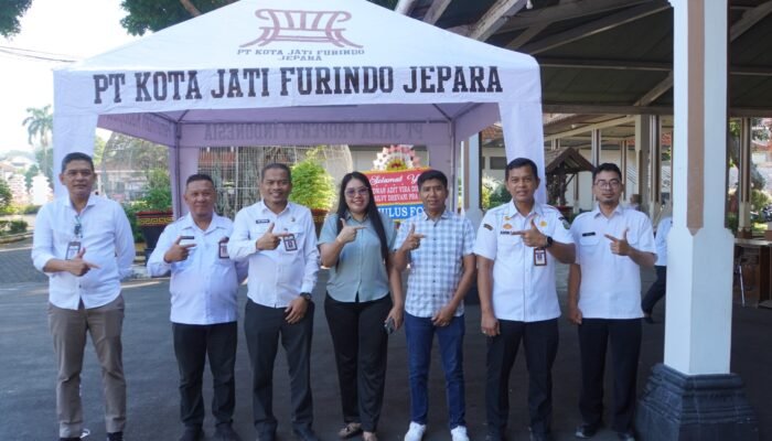 Dukung Pelaku Usaha Naik Kelas, Perusahaan di Jepara Bantu Tenda UMKM
