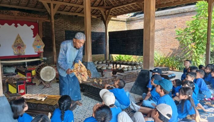 Mengenal Wayang Sejak Usia Dini di Joglo Langgar Srimuji Jepara