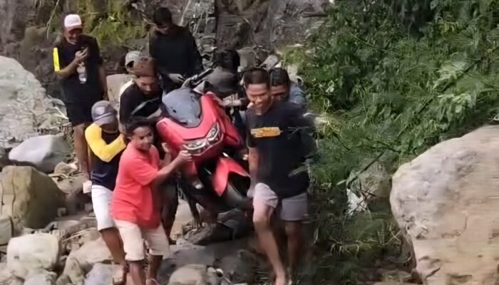 Motor Terjun ke Jurang 100 Meter di Desa Tempur, Dua Remaja Luka Parah