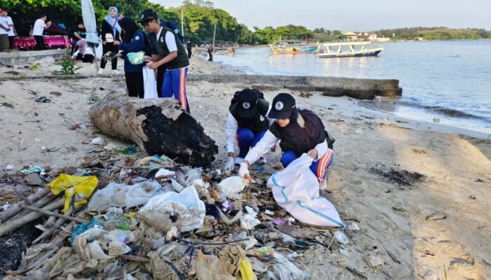 Peringatan Hari Lingkungan Hidup Sedunia, Ratusan Orang Bersih Sampah dan Tanam Pohon di Pesisir Jepara