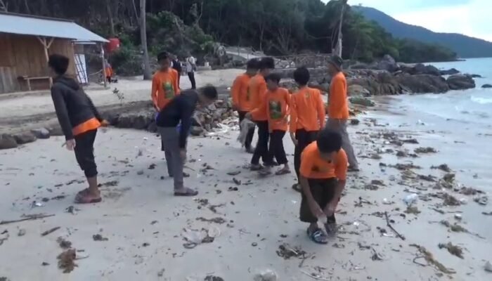 Libur Sekolah di Karimunjawa, Siswa Sekolah ini Pilih Berkemah, Bersih Pantai Sambil Belajar dari Alam