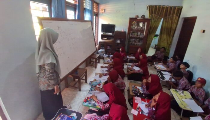 Puluhan Siswa di Jepara Terpaksa Belajar di Rumah Warga Akibat Atap Sekolah Roboh
