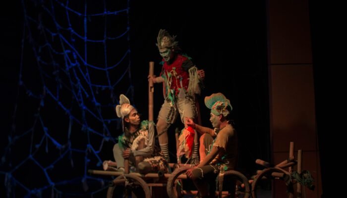 Ketika Keruskan di Bawah Laut Hadir di Panggung Teater