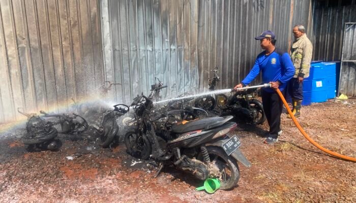Kebakaran Pabrik Sepatu di Jepara, Enam Kendaraan Bermotor Terbakar, Kerugian Ditaksir Rp100 Juta
